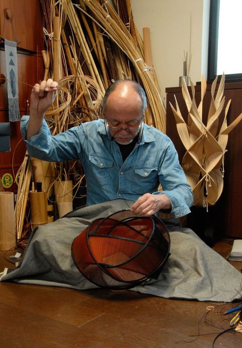 Japanese artist Fujitsuka Shosei works on a bamboo basket in his studio. Japanese Bamboo Art, Japanese Basket, Bamboo Flower, Japan Crafts, Japanese Bamboo, Bamboo Art, Basket Making, Bamboo Basket, Bamboo Weaving