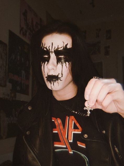 Me lol Corpes Paint Black Metal, Black Metal Makeup Man, Black Metal Face Paint, Goth Corpse Paint, Corpse Face Paint, Corpse Paint Aesthetic, Corpse Makeup Black Metal, Corpse Paint Men, Corpse Paint Ideas