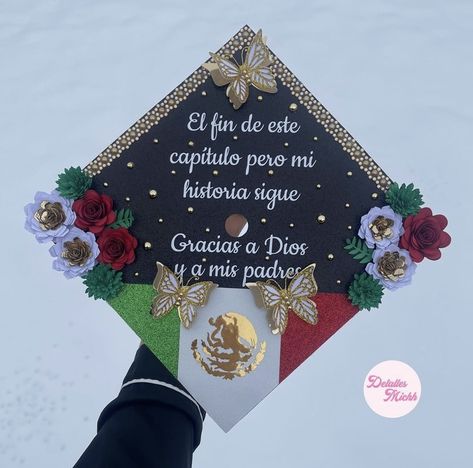 Mexican Theme Cap Decoration, Senior Quotes Mexican, Cap Inspiration Graduation, Italian Graduation Cap, Graduation Caps Ideas Mexican, Cap And Gown Mexican Decoration, 1st Gen Graduation Cap Mexican, Cap Mexican Decoration Graduation, Mexican Senior Quotes For Yearbook