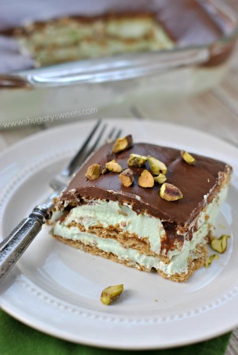 Pistachio Eclair Cake: an easy recipe for a no bake eclair cake! No Bake Eclair Cake, Eclair Recipe, Eclair Cake, Shugary Sweets, Pistachio Pudding, Cookie Cups, A Piece Of Cake, Indulgent Desserts, Piece Of Cake