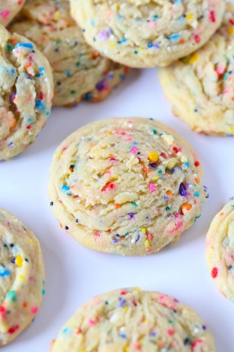 These SUPER SOFT Sprinkle Pudding cookies are so so easy and loaded with vanilla flavor! Sprinkle Pudding Cookies, Oreo Desserts, Cake Pudding, Best Sugar Cookie Recipe, Boxed Cake, Cake Mix Cookie Recipes, Pudding Cookies, Best Sugar Cookies, Recipes Cake