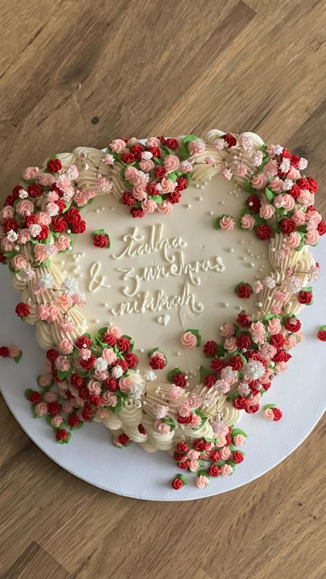 #vintage #cake #cakedesigner #heart Layered Wedding Cake, Sweetheart Cake, Vintage Heart Cake, Wedding Cake Flowers, Heart Shaped Cakes, Cake Flowers, Heart Cake, Valentine's Day Recipes, Valentine Treats