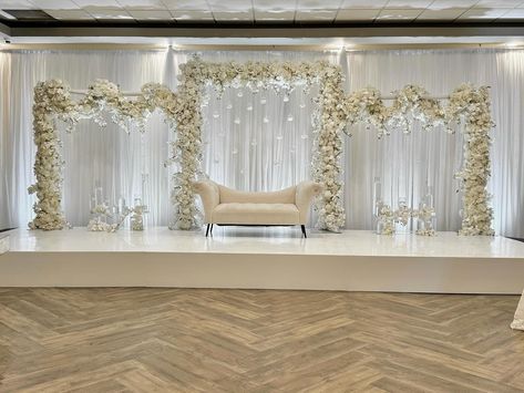 💎 @edgeofelegancebyala Stage Wedding Backdrop, White Stage Decoration Wedding, White Wedding Stage Decor, White Stage Decor, Wedding Stage Ideas, White Reception Decor, Marriage Stage, Reception Stage Decor, Brothers Wedding