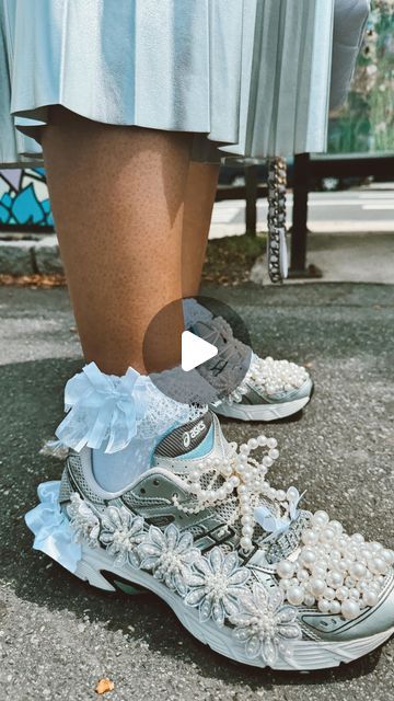 Boots Diy, Sneaker Ball, Upcycle Diy, Fashion Creator, Diy Sneakers, Diy Fashion Hacks, Diy Upcycle, Diy Clothes Life Hacks, Razzle Dazzle