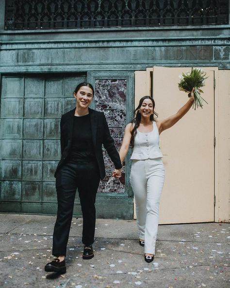 Immaculate NYC elopement vibes, by L & N. Time to have more photos on the streets of New York, and eloping in the city you love most. Lesbian Elopement, Wlw Wedding, City Wedding Photos, City Elopement, Queer Weddings, Nyc Elopement, Two Brides, Gay Aesthetic, Candid Wedding Photos