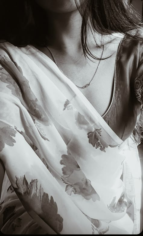 Self Portrait In Saree At Home, Saree Snap, Saree Black And White, Saree Pose, Couples Hidden Face Pics, Easy Photography Ideas, Self Pictures, Self Photography, Lehenga Designs Simple