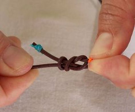 How to Make Slip Knots for a Leather Cord Bracelet | eHow Men's Leather Bracelets, Slip Knot Bracelets, Leather Bracelet Tutorial, Bracelets Tutorial, Diy Leather Bracelet, Leather Cord Bracelets, Cord Jewelry, Jewelry Knots, Braided Leather Bracelet