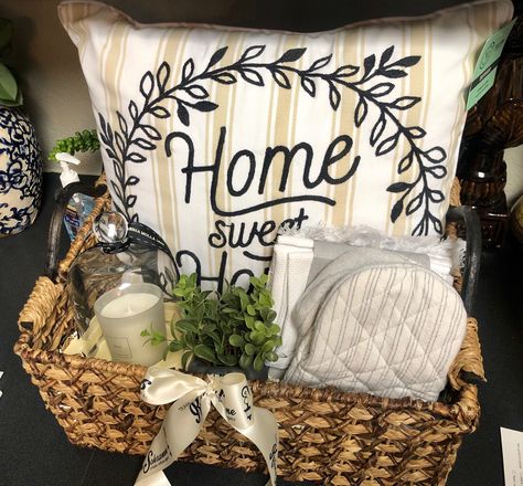 Home Gift Basket Ideas, Welcome Home Basket, Home Gift Basket, Practical Housewarming Gifts, Housewarming Gift Baskets, Diy Bird Bath, Basket Kitchen, Welcome Home Gifts, Themed Gift Baskets