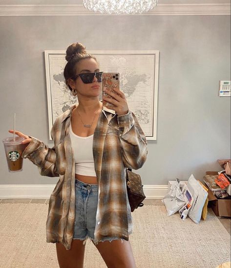 Flannel Outfits Spring, Shorts And Flannel Outfit, Flannel And Shorts Outfits, 90s Flannel Outfits, Leggings And Flannel Outfit, Plaid Flannel Outfit, Oversized Flannel Outfits, Simple Fall Outfits Casual, Flannel Outfits Summer