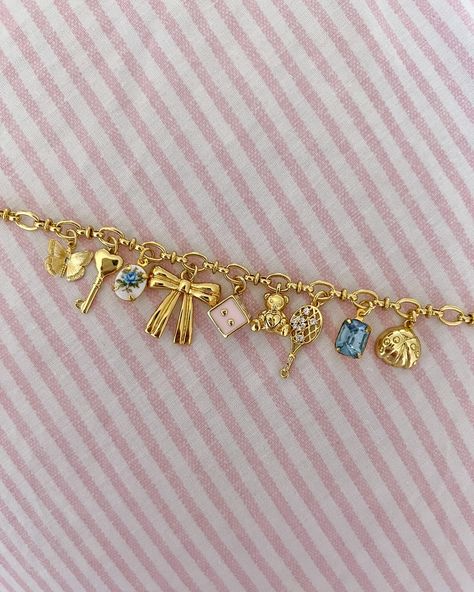 Where To Buy Bracelets, Gold Charm Bracelet Aesthetic, Cute Bracelets Ideas Beads Aesthetic, Charm Bracelet Party, Jewelry Business Aesthetic, Diy Charm Bracelet Ideas, Birthday Wishlist Aesthetic, Charm Bracelet Aesthetic, Thrifted Jewelry