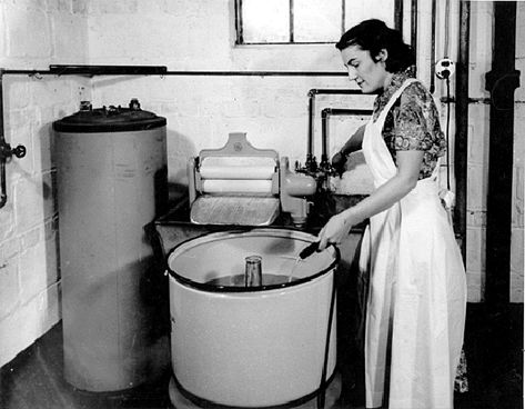 Women with electricity in more urban areas in the 1930s could load the laundry in a washing machine, flip a switch to have hot water flow into the appliance, and the machine cleaned the clothes. Courtesy Franklin D. Roosevelt Presidential Library, New Deal Network. Wringer Washer, Women's Land Army, Old Washing Machine, Garden Cooking, Land Girls, Vintage Laundry, Vintage Blog, Clothes Dryer, Milk Cans