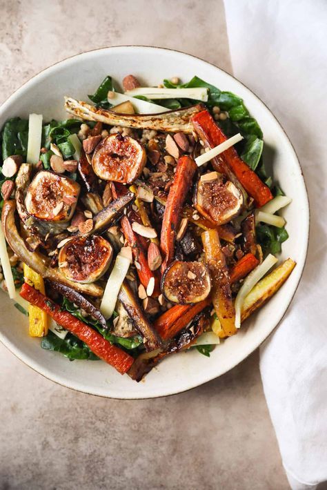 Roasted Fig & Carrot Kale Salad - Kate-Cooks Winter Squash Varieties, Roasted Kale, Roast Carrots, Tahini Salad, Roasted Figs, Fig Salad, Autumn Salad Recipes, Squash Varieties, Delicata Squash