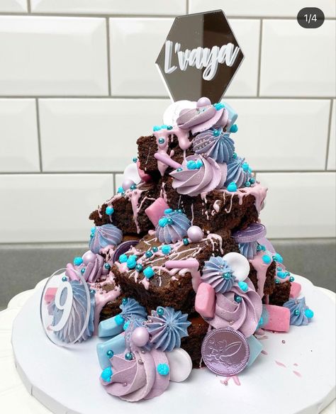 Brownie Birthday Cake Tower, Decorative Brownies, Birthday Brownies Decoration, Brownie Stack Cake, Brownie Tower Ideas, Brownies Ultah, Brownie Stack, Brownie Tower, Brownie Cakes