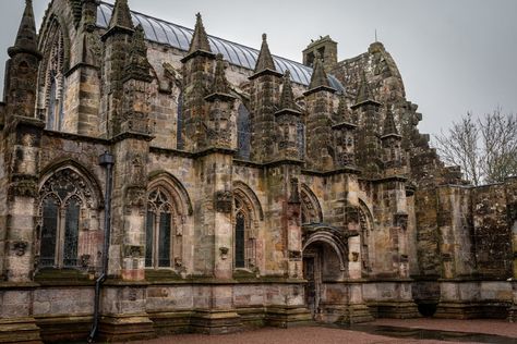 A Quick Guide To Visiting Rosslyn Chapel Starry Ceiling, Rosslyn Chapel, Dan Brown, Micro Brewery, Gothic Architecture, Tom Hanks, Group Tours, Quick Guide, 15th Century