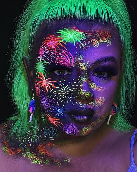 Tiktok: Jadeamua95 Fireworks Makeup, Holiday Eyeshadow, Creative Makeup, Makeup Ideas, Fireworks, Halloween Face, Face Makeup, Halloween Face Makeup, Makeup Looks