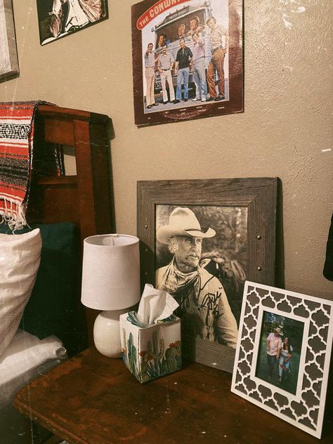 Western boho room decor idea Vintage inspo Vsco bord Vintage Western Room Ideas, Western Boho Room, Grunge Apartment Aesthetic, Western Room Ideas, Western Room, Western Grunge, Western Rooms, Western Bedroom, House Vibes