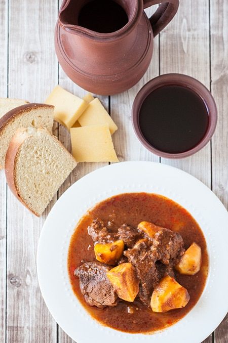 Beef Stew With Potatoes, Stew With Potatoes, Beef And Potato Stew, Clay Jug, Portugal Food, Carne Guisada, Portuguese Cuisine, Beef And Potatoes, Brazilian Food