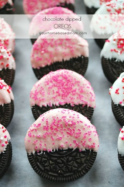 This is the final Sweet Treat recipe this week – hopefully you have found something amongst all this week’s recipes to make for all the Valentines in your life! I didn’t start out making chocolate dipped Oreos. My original plan was to share these yummy looking and sounding “Passion Pops” that were featured in the February … Valentines Snacks, Chocolate Dipped Oreos, Dipped Oreos, Valentine Desserts, Makanan Diet, Valentines Day Food, Sweet Treats Recipes, Valentines Day Treats, Valentines Food