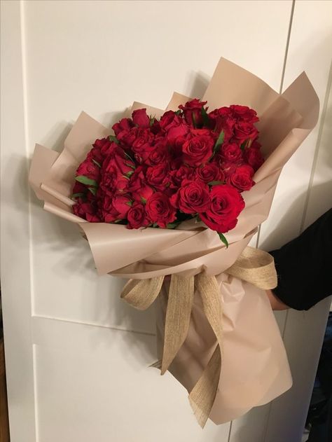 Red Flower Bouquet, Luxury Flower Bouquets, Roses Book, Fancy Flowers, Boquette Flowers, Red Rose Bouquet, Flower Arrangements Simple, Flowers Bouquet Gift, Nothing But Flowers