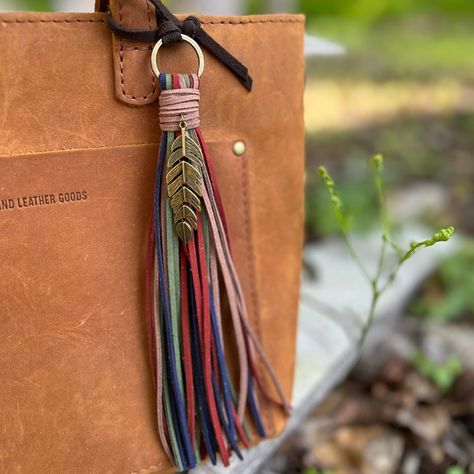 Tassel Purse Charm in Earth Tones With Feather Charm Boho Style Bag Charm for Totes and Handbags - Etsy Boho Bag Charm, Parker Thatch, Boho Style Bag, Tassel Bag Charm, Tassel Purse, Bag Keychain, Bags Ideas, Beaded Jewelry Tutorials, Suede Tassel