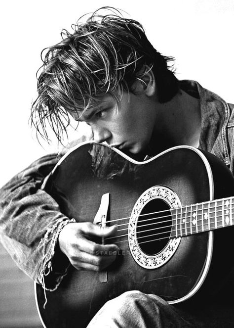 River Phoenix River Phoenix, 인물 사진, Famous Faces, New Yorker, Acoustic Guitar, Movie Stars, Actors & Actresses, Pretty People, Beautiful People