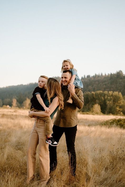 How To Style Family Photo Outfits, Simple Casual Family Photos, Laid Back Family Photo Outfits, Family Mountain Photoshoot Outfits, Places To Take Family Pictures, Cool Family Photo Outfits, Fall Mountain Photoshoot Family, Family Photos Casual Outfits, 2023 Family Photo Trends Fall