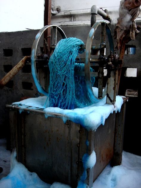 HANK DYEING is a very unique dyeing process in which colour penetration is maximized and the yarns retain a softer, loftier feel. Selvage Denim Jeans, Momotaro Jeans, Selvage Denim, Vintage Industrial Lighting, Denim Projects, Indigo Shibori, Rugged Style, Japanese Denim, Raw Denim