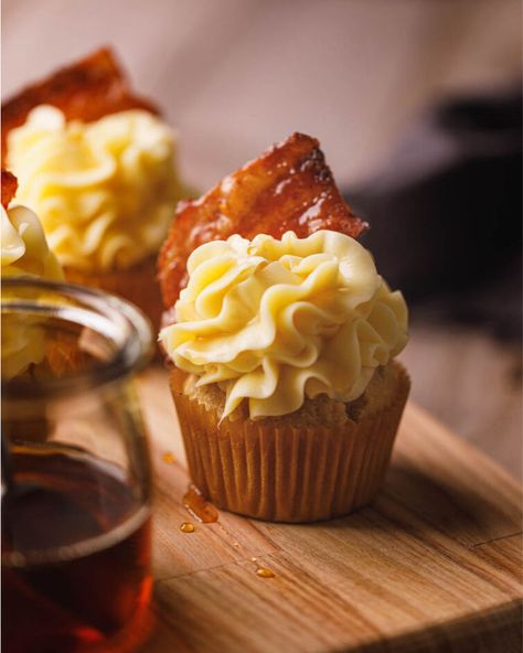 These Maple Bacon Cupcakes with Maple bacon frosting are the perfect combination of sweet and savory. They can be a dessert, a breakfast treat, or a go-to snack – whatever you're in the mood for! #maplebaconcupcakerecipe #maplebaconcupcakes #maplebaconfrostingrecipe Bourbon Cupcakes, Maple Bacon Cupcakes, Cupcake Vanilla, Savory Cupcakes, Gourmet Pastries, Bacon Cupcakes, Boozy Cupcakes, Cupcakes Vanilla, Boozy Desserts