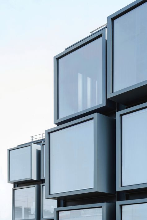 Modular Facade Architecture, Container Market, Condo Floor Plans, Headquarters Building, Faculty Of Architecture, Facade Pattern, Retail Architecture, Metal Facade, Hillside House