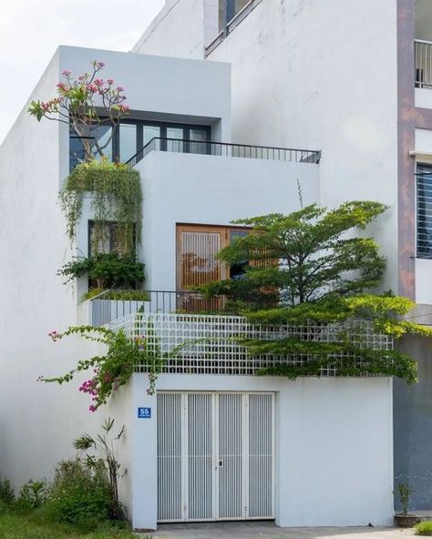 Son House, Narrow House Designs, Townhouse Exterior, Shigeru Ban, Small House Design Exterior, Compact House, Narrow House, Architect Design House, Casas Coloniales