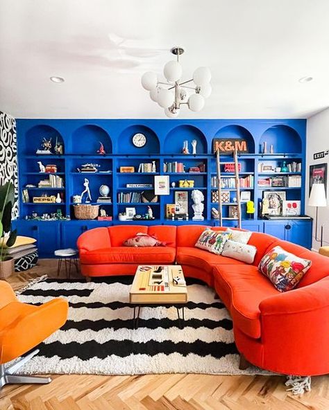 HomeEc💛Natalie Papier on Instagram: “Have a space that’s a little on the wild side? Get yourself a black and white rug. #sponsored No seriously. Do it. And more importantly…” Blue Bookshelves, Maximalist Home, Living Etc, Single Bracelet, Maximalist Decor, Ornate Furniture, Plush Rug, Classic Necklace, Maximalism