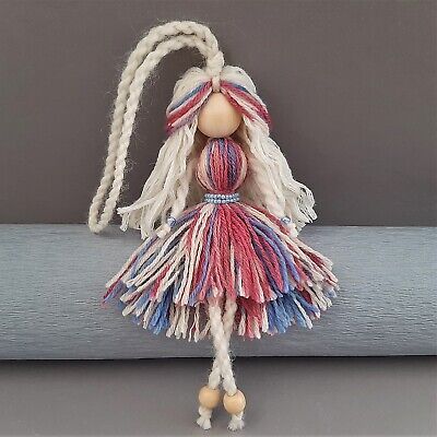 Crafts With Clothes Pins, Yarn Hair For Dolls, Tiny Dolls To Make, Macrame Christmas Ornaments Diy, Macrame Toys, Macrame Angel Ornament, Christmas Shoebox, Easy Felt Crafts, Macrame Doll