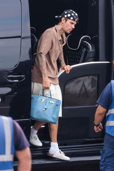 @21metgala on X Blue Birkin, Wealthy Lifestyle Luxury, Famous Guys, Cool Baseball Caps, Justin Bieber Style, I Love Justin Bieber, Love Justin Bieber, Famous Men, Celebrity Look