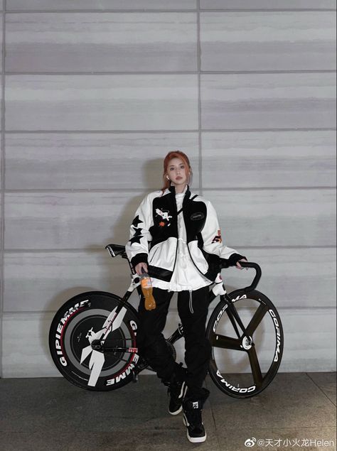 Bike Messenger Style, Windbreaker Bikes, Windbreaker Bike, Road Bike Girl, Windbreaker Outfit, Bike Messenger, Fixie Bike, Hybrid Bike, Track Bike