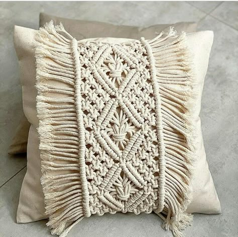 Macrame Cushion, Macrame Pillow, Cushion Tutorial, Tutorial Macramé, Braided Rug Diy, Macrame Wall Hanging Diy, Macrame Wall Hanging Patterns, Bantal Sofa, Macrame Patterns Tutorials