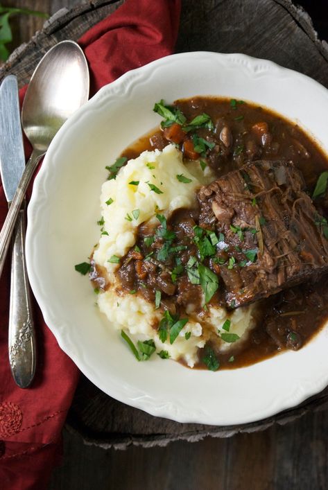 Red Wine Beef Roast, Braised Roast, Roast With Red Wine, Braised Beef Recipes, Red Wine Beef, Red Wine Recipe, Rosemary Recipes, Sirloin Roast, Beef Roast