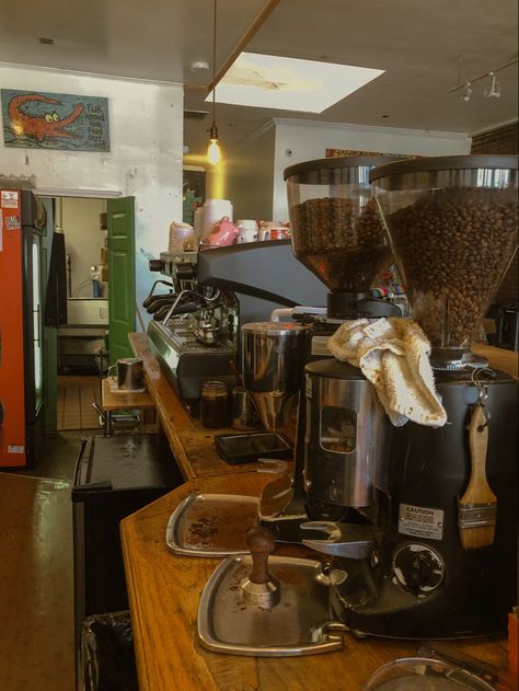 Coffee Stand Aesthetic, Barista Girl Aesthetic, Cafe Worker Aesthetic, Waitress Aesthetic, 90s Apartment, Working In A Cafe, Barista Aesthetic, Camera Roll Aesthetic, Indie Cafe