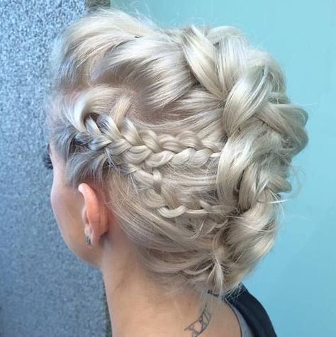 platinum+blonde+braided+mohawk+updo Platinový Blond, Updo Hairstyles For Long Hair, Updo Prom, Braided Mohawk Hairstyles, Braid Updo, Easy Updo Hairstyles, Simple Prom Hair, Mohawk Braid, Blonde Braids