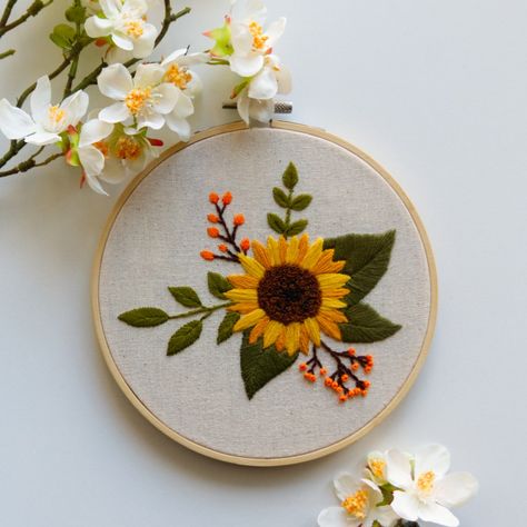 Sunflower embroidery - The sunflower is made with two different yellow floss and around there are green leaves. Sunflower Embroidery Pattern, Hand Embroidery Beginner, Embroidery Beginner, Sunflower Embroidery, Beginner Embroidery, Abstract Embroidery, Geometric Embroidery, Embroidery Book, Pola Sulam