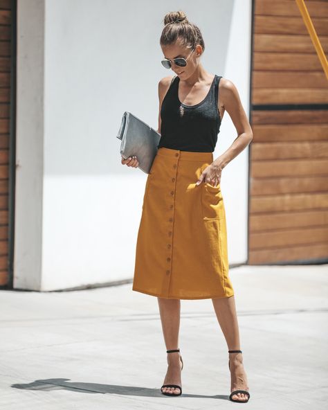 Mustard Midi Skirt Outfit, Mustard Skirt Outfit, Midi Skirt Outfit Spring, Cotton Skirt Outfit, Mustard Yellow Outfit, Spring Skirt Outfits, Mustard Skirt, Skirt Outfit Summer, Leather Envelope Clutch