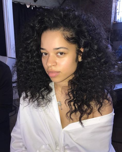 As Ella Mai lays it all bare (in the metaphorical and makeup sense) for her 500K+ followers, we asked her to give us her confidence and skin care secrets. 500k Followers, Ella Mai, Glowing Radiant Skin, Skin Care Routine For 20s, Luscious Hair, Backgrounds Wallpapers, Skin Complexion, Arbonne, Cara Delevingne