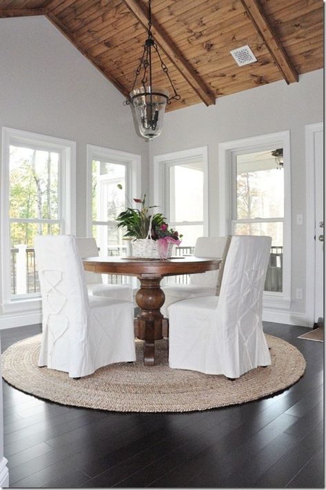 Sofa Gris, Round Wood Table, Oversized Chair Living Room, Table Lanterns, Kitchen Table Wood, Wood Ceiling, Table Ronde, White Chair, Wood Ceilings