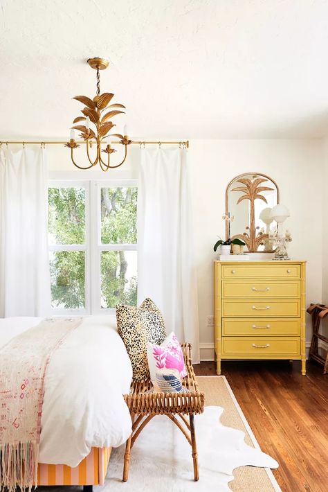 Charleston Inspired Bedroom, Vintage Tropical Bedroom, Palm Beach Style Bedroom, Palm Beach Style Interior Design, Bright Bedroom Ideas, Palm Beach Bedroom, Modern Tropical Bedroom, Airbnb Furniture, Bedroom Rug Ideas