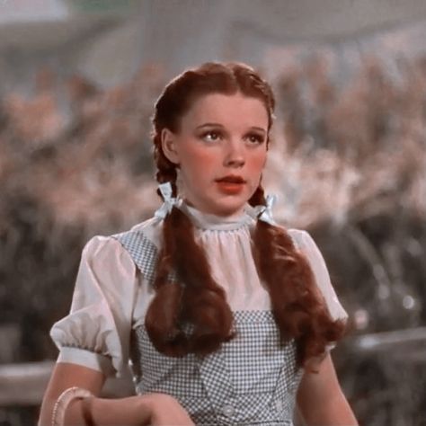 Dorothy icon Dorothy Wizard Of Oz Hair, Dorthy Wizard Of Oz Hairstyle, Dorthy Wizard Of Oz Hair And Makeup, Dorothy Gale Makeup, Dorothy Hairstyle, Judy Garland Aesthetic, Dorothy Makeup, Ginger Icons, Dorothy Cosplay