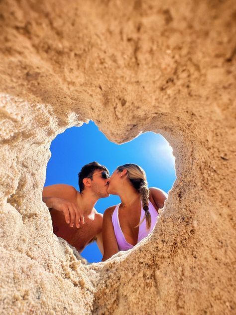 Aesthetic Romantic Couple, Couple Vacation Pictures, Couple Beach Poses, Romantic Beach Couple, Beach Couple Poses, Beach Pictures Inspo, Fun Beach Pictures, Hugs And Kisses Couples, Beach Vacation Pictures