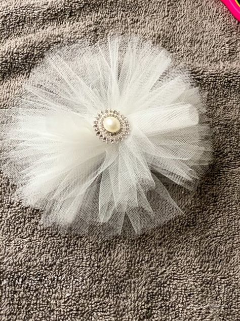 DIY Tulle Bow ~ DIY Home Decorating & Crafts Tulle Craft Ideas, Diy Tulle Bow, Wedding Bows Diy, Diy Tulle Poms, Wedding Shower Brunch, Girly Crafts, Shabby Chic Diy Projects, Tulle Crafts, Pew Bows Wedding