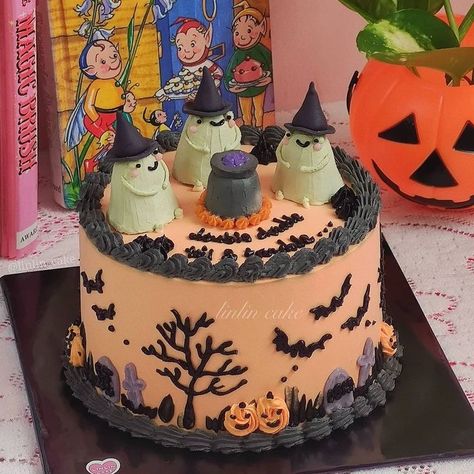 Linlin Cake, Double Double Toil And Trouble, Halloween Birthday Cakes, Toil And Trouble, Halloween Baking, Pretty Dessert, Cute Baking, Creative Birthday Cakes, Halloween Cake