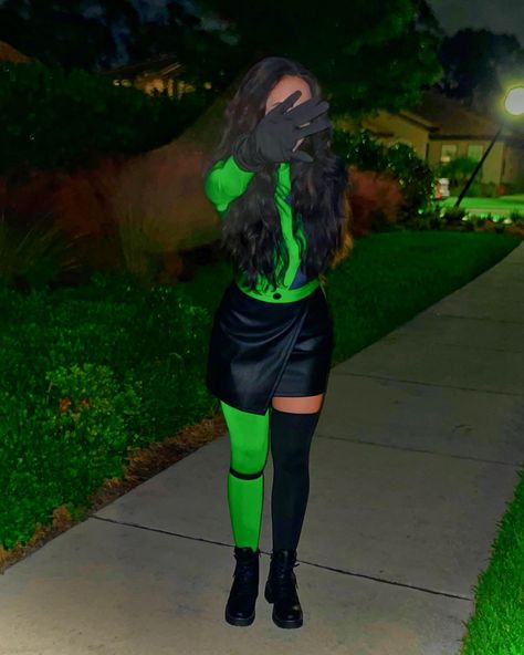 Scandoulous Halloween Costume, Black Shego Costume, Halloween Costumes For Clubbing, Plus Size Shego Costume, Shego Costume Black Woman, Kim Possible And Shego Costume Diy, Shego Halloween Costume Diy, Shego Kostüm, Shego Couple Costume