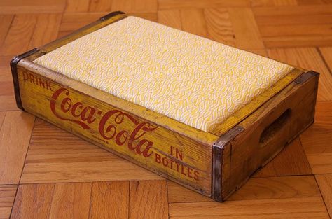 Old Soda Crate Ideas, Bottle Crate Ideas, Pepsi Crate Ideas, Wooden Crates Ideas, Old Coke Crates, Coke Crate Ideas, Wooden Pop, Vintage Pantry, Crate Decor