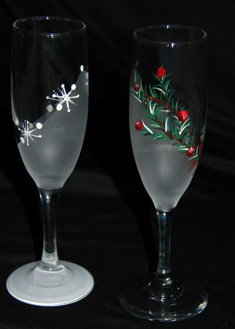 Explore bernllew's photos on Flickr. bernllew has uploaded 195 photos to Flickr. Diy Christmas Wine Glasses, Christmas Glass Painting Ideas, Painted Wine Glasses Christmas, Wine Glass Images, Diy Wine Glasses Painted, Christmas Wine Glasses, Painting Glass Jars, Christmas Glasses, Wine Glass Designs